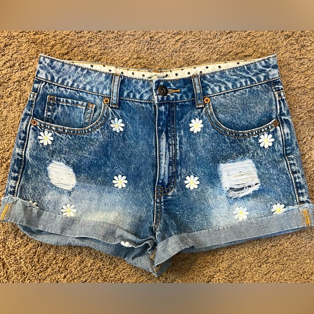 Forever 21 Jean shorts, size 29 Daisy embroidered